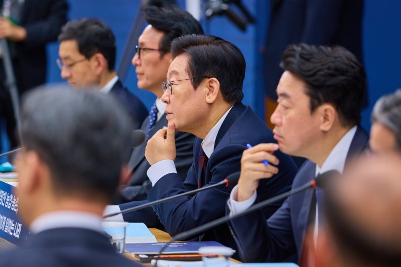 이재명 대통령이 11일 세종시 정부세종컨벤션센터에서 열린 '희망찬 농업·농촌, 모두가 행복하게 일하는 나라' 농림축산식품부(농촌진흥청·산림청)·고용노동부 업무보고에서 발언하고 있다. (대통령실 제공. 재판매 및 DB 금지) 2025.12.11/뉴스1 ⓒ News1 이재명 기자