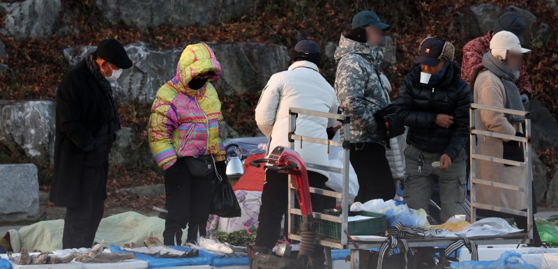 전북 전주시 남부시장 인근 도깨비시장에서 방한용품을 착용한 시민들이 장을 보고 있다. 2025.12.3/뉴스1 ⓒ News1 유경석 기자