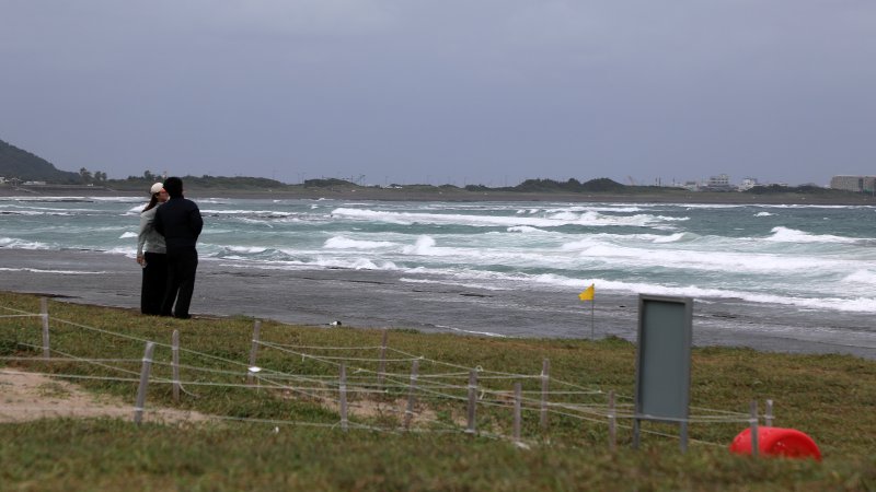 제주 서귀포시 성산읍 광치기해변에 파도가 높게 일고 있다. 2025.10.19/뉴스1 ⓒ News1 오미란 기자
