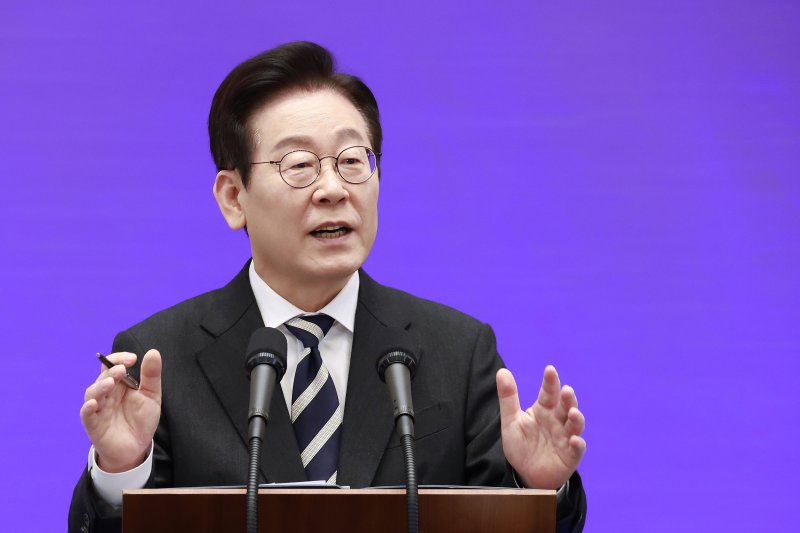 [서울=뉴시스] 최동준 기자 = 이재명 대통령이 지난 3일 청와대 영빈관에서 열린 '새롭게 선 민주주의, 그 1년' 외신 기자회견에서 질문에 답변하고 있다. 2025.12.03. photocdj@newsis.com