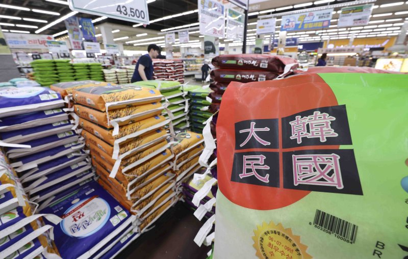 [서울=뉴시스] 김근수 기자 = 사진은 지난 4월 22일 서울 서초구 농협 하나로마트 양재점에 쌀이 진열돼 있는 모습. 2025.04.22. ks@newsis.com