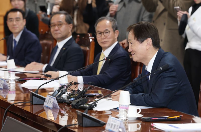 이찬진 금융감독원장이 10일 오후 서울 중구 명동 은행회관에서 열린 금융지주회장들과의 간담회에서 모두발언을 하고 있다. 2025.12.10/뉴스1 2025.12.10/뉴스1 ⓒ News1 이광호 기자