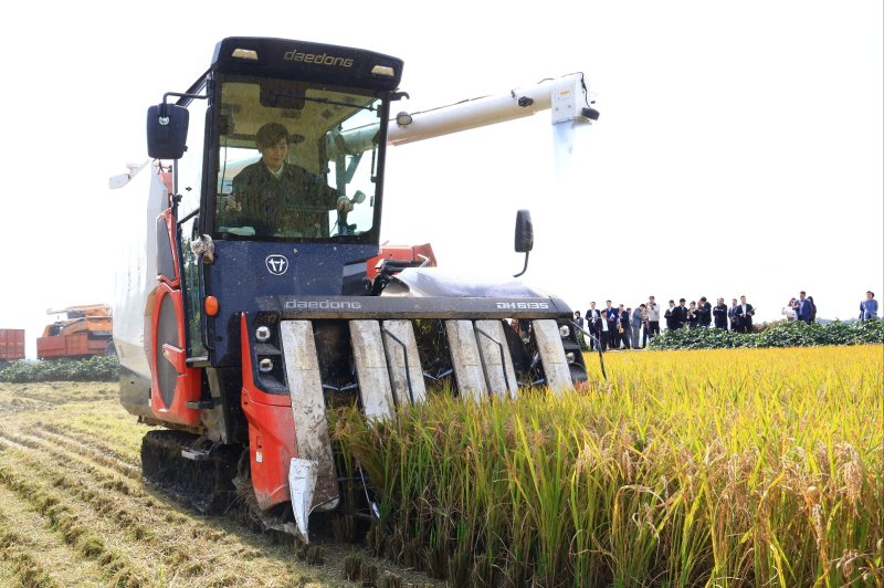 [청주=뉴시스] 송미령 농림축산식품부 장관은 23일 오전 충북 청주시 청원구 오창읍의 벼 수확 현장을 찾아 콤바인 수확 작업을 직접 체험했다. (사진 = 농식품부 제공) 2025.10.23. *재판매 및 DB 금지