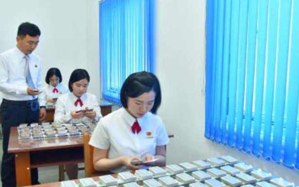 북한의 월간지 '금수강산' 12월호. 학생들이 카드 외우기로 기억력 훈련을 하는 사진. (금수강산 갈무리)