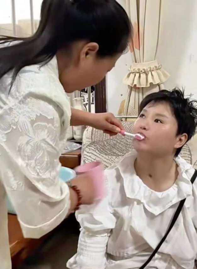 [뉴시스] 중국 허난성의 류전옌 씨는 2020년 6월 교통사고로 중태에 빠진 며느리를 지난 5년간 하루도 빠짐없이 돌봤다. 류 씨와 며느리의 모습. (사진 = 바이두 캡처) 2025.12.11. *재판매 및 DB 금지