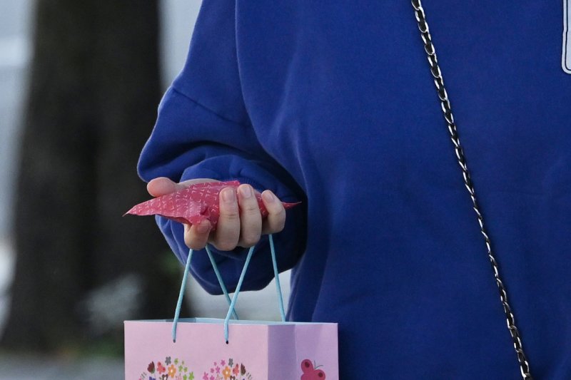 [광주=뉴시스] 이영주 기자 = 광주·전남에서 영하권 최저기온이 기록된 29일 오전 광주 북구 운암동 한 거리에서 시민이 핫팩을 손에 쥐고 있다. 이날 광주·전남지역 아침 최저기온은 화순 백아 영하 1.8도, 순천 황전·장흥 유치 영하 1도, 보성 영하 0.9도, 강진 성전 영하 0.3도, 곡성 영하 0.2도 등으로 나타났다. 2025.10.29. leeyj2578@newsis.com