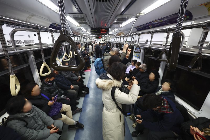 [서울=뉴시스] 김근수 기자 = 서울지하철 1∼8호선을 운영하는 서울교통공사 노조의 총파업 예고를 하루 앞둔 11일 서울시 중구 서울지하철 1호선 서울역 인근에서 시민들이 지하철을 이용하고 있다. 2025.12.11. ks@newsis.com