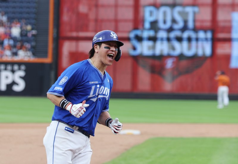 [대전=뉴시스] 김진아 기자 = 19일 대전 중구 한화생명볼파크에서 열린 2025 KBO 포스트시즌 플레이오프 2차전 삼성 라이온즈와 한화 이글스의 경기, 9회초 2사 1루 강민호가 투런 홈런을 친 뒤 기뻐하고 있다. 2025.10.19. bluesoda@newsis.com