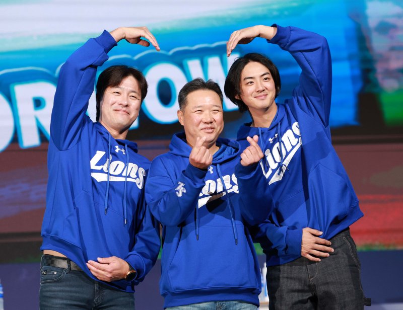 [서울=뉴시스] 고범준 기자 = 20일 서울 송파구 롯데호텔 월드 크리스탈볼룸에서 열린 2025 신한 SOL Bank KBO 미디어데이에서 삼성 강민호, 박진만 감독, 구자욱 선수가 포즈를 취하고 있다. 2025.03.20. bjko@newsis.com