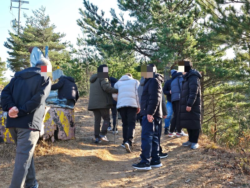 8일 강원 고성군 일대에서 열린 '인문기행'에 참여한 노숙·자활시설 입소자들이 응봉산을 오르고 있다. (한국문화예술위원회 제공)
