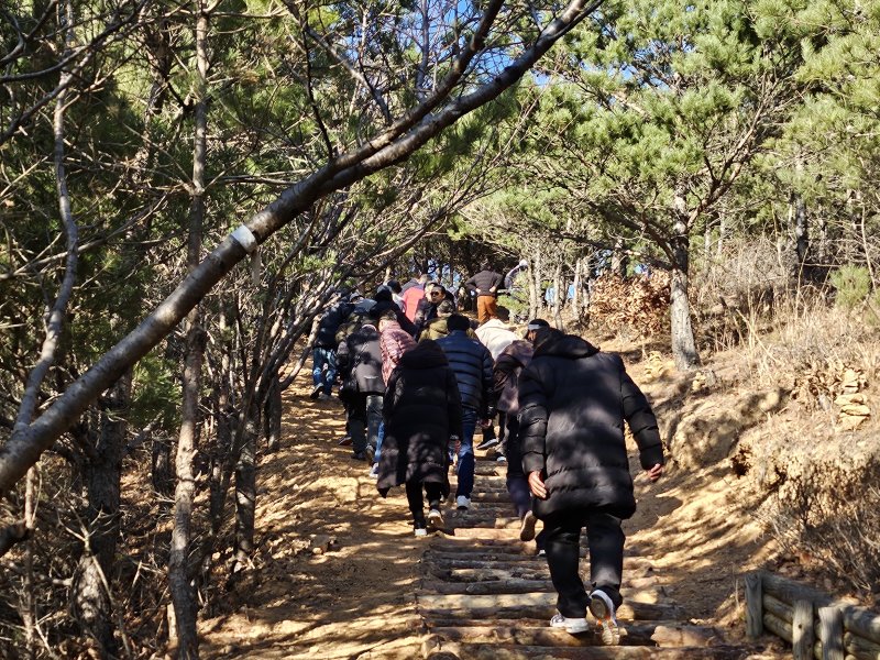 8일 강원 고성군 일대에서 열린 '인문기행'에 참여한 노숙·자활시설 입소자들이 응봉산을 오르고 있다. (한국문화예술위원회 제공)