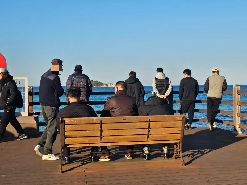 8일 강원 고성군 일대에서 열린 '인문기행'에 참여한 노숙·자활시설 입소자들이 응봉산 정상에서 동해 바다를 바라보고 있다. (한국문화예술위원회 제공)