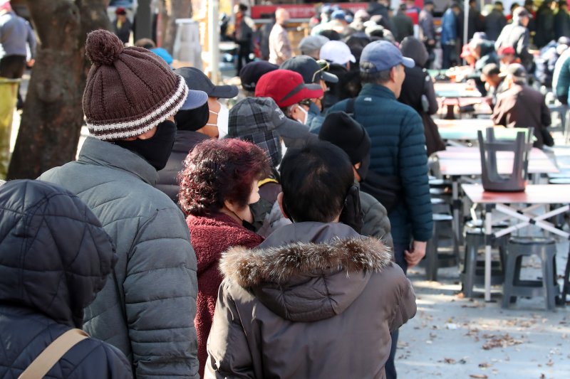 기온이 크게 내려가 초겨울 날씨를 보인 18일 대구 달서구 두류공원 사랑해밥차 무료급식소를 찾은 시민들이 줄지어 점심 배식을 기다리고 있다. 2025.11.18/뉴스1 ⓒ News1 공정식 기자