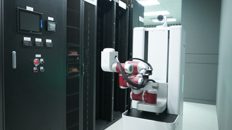 서울 목동에 위치한 KT 클라우드 'AI 이노베이션 센터'를 24시간 점검하는 자율주행 로봇. (사진=KT클라우드 제공) *재판매 및 DB 금지