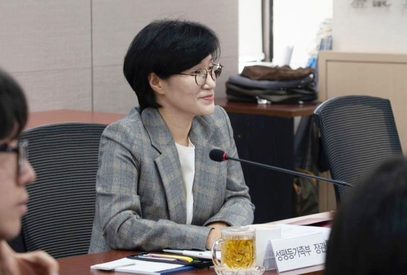 [서울=뉴시스] 홍효식 기자 = 원민경 성평등가족부 장관이 지난달 28일 서울 종로구 정부서울청사에서 열린 제27차 청소년정책위원회에서 청소년 정책 현안에 대해 논의하고 있다. (사진=성평등가족부 제공) 2025.11.28. photo@newsis.com *재판매 및 DB 금지