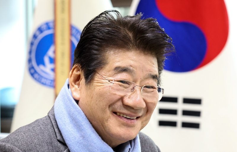 [서울=뉴시스] 최진석 기자 = 강석호 한국자유총연맹 총재가 9일 서울 중구 장충동 한국자유총연맹 총재실에서 뉴시스와 인터뷰를 하고 있다. 2025.12.XX. myjs@newsis.com