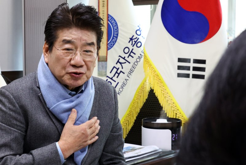 [서울=뉴시스] 최진석 기자 = 강석호 한국자유총연맹 총재가 9일 서울 중구 장충동 한국자유총연맹 총재실에서 뉴시스와 인터뷰를 하고 있다. 2025.12.XX. myjs@newsis.com