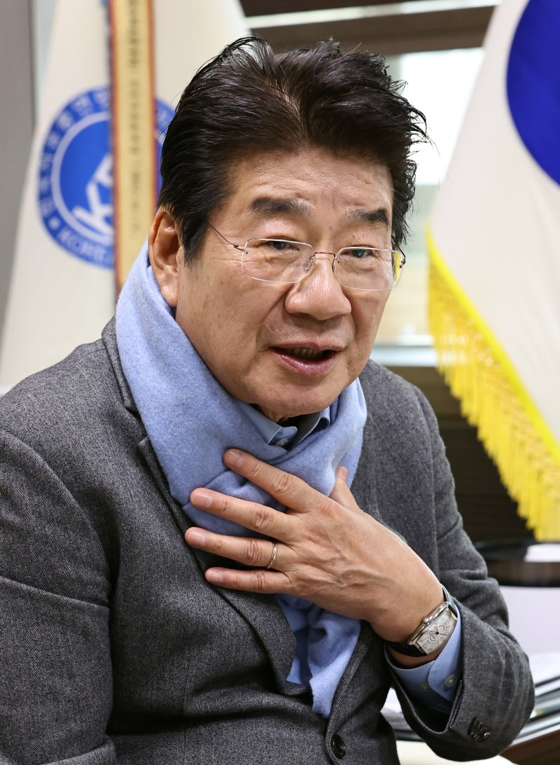 [서울=뉴시스] 최진석 기자 = 강석호 한국자유총연맹 총재가 9일 서울 중구 장충동 한국자유총연맹 총재실에서 뉴시스와 인터뷰를 하고 있다. 2025.12.XX. myjs@newsis.com