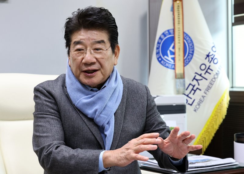 [서울=뉴시스] 최진석 기자 = 강석호 한국자유총연맹 총재가 9일 서울 중구 장충동 한국자유총연맹 총재실에서 뉴시스와 인터뷰를 하고 있다. 2025.12.XX. myjs@newsis.com