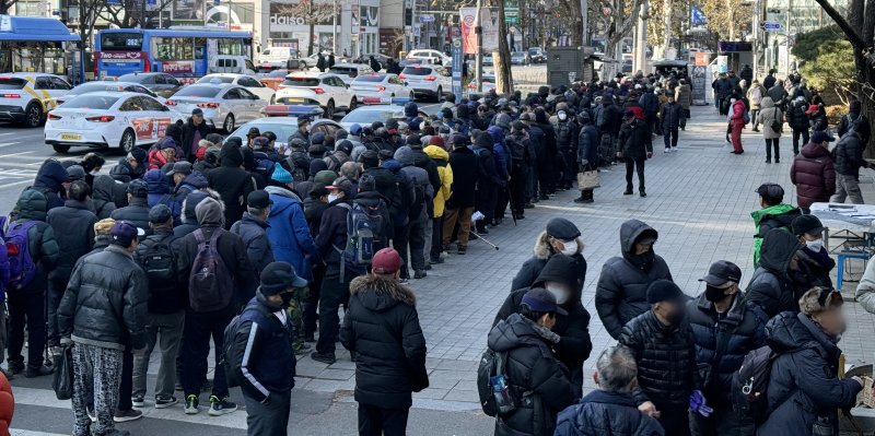 서울 종로구 탑골공원에서 노인들이 무료 도시락을 받기 위해 줄을 서고 있다. 2025.1.2/뉴스1 ⓒ News1 김명섭 기자