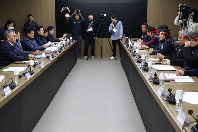 서울교통공사 제1노조인 민주노총 산하 서울교통공사노조가 11일 서울 성동구 서울교통공사 본사에서 열린 본사에서 열린 서울지하철 노사 임금교섭 본회의에 참석하고 있다. (공동취재) 2025.12.11/뉴스1 ⓒ News1 이호윤 기자