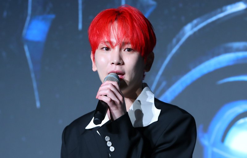 [서울=뉴시스] 김혜진 기자 = 그룹 샤이니 키가 11일 오후 서울 광진구 풀만 앰배서더 서울 이스트폴에서 열린 세 번째 정규앨범 'HUNTER(헌터)' 발매 기념 기자간담회에서 인사말을 하고 있다. 2025.08.11. jini@newsis.com