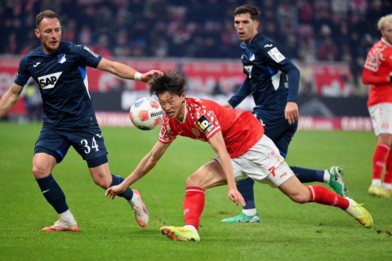 [마인츠=AP/뉴시스] 마인츠의 이재성이 21일(현지 시간) 독일 마인츠의 메바 아레나에서 열린 2025-26 분데스리가 11라운드 TSG 1899 호펜하임과 경기 중 공을 다투고 있다. 이재성은 67분을 뛰었고 마인츠는 1-1 무승부를 기록했다. 2025.11.22.