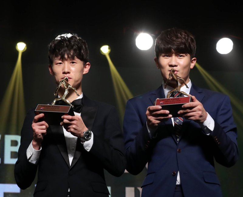 【서울=뉴시스】박주성 기자 = 지난 2017년 11월20일 오후 서울 홍은동 그랜드힐튼호텔 컨벤션센터 컨벤션홀에서 열린 KEB하나은행 K리그 2017 대상 시상식에서 클래식 MVP를 수상한 전북 현대 이재성과 영플레이어상과 베스트 11 수비수 상을 수상한 전북 현대 김민재가 포즈를 취하고 있다. 2017.11.20. park7691@newsis.com