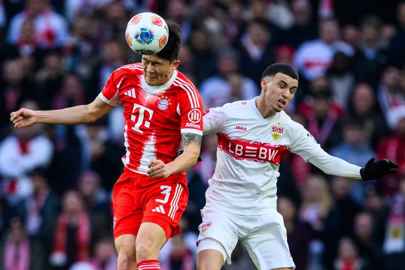 [슈투트가르트=AP/뉴시스] 바이에른 뮌헨의 김민재(왼쪽)가 6일(현지 시간) 독일 슈투트가르트 MHP 아레나에서 열린 2025-26 분데스리가 13라운드 슈투트가르트와 경기 중 공중 볼을 경합하고 있다. 김민재가 풀타임을 소화하고 해리 케인이 해트트릭을 기록한 뮌헨이 5-0으로 대승했다. 2025.12.07.