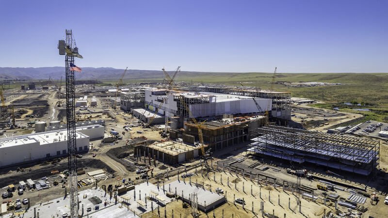 [서울=뉴시스]마이크론 테크놀로지는 12일(현지시간) 미국 내 반도체 제조 및 연구개발(R&D)에 총 2000억달러(271조원)를 투자한다고 발표했다. 미국에서 D램 생산량의 40%를 달성하는 것을 목표로 한다. 사진은 마이크론이 건설 중인 뉴욕 메가 팹. (사진=마이크론 제공) photo@newsis.com *재판매 및 DB 금지