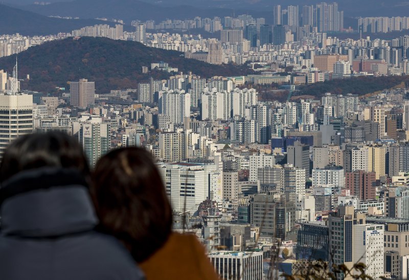 [서울=뉴시스] 정병혁 기자 = 17일 서울 남산에서 시내 아파트가 보이고 있다.최근 은행채 금리가 올라가면서 이를 반영한 주택담보대출 금리도 가파른 우상향 곡선을 그리고 있다. 5대 은행의 주담대 5년 고정금리(주기·혼합형)는 3.74~6.04%로 집계됐다. 6개월 변동금리는 3.77~5.97%로 나타났다. 주담대 고정금리 상단이 6%를 넘어간 것은 지난 2023년 12월 이후 2년여 만이다. 2025.11.17. jhope@newsis.com