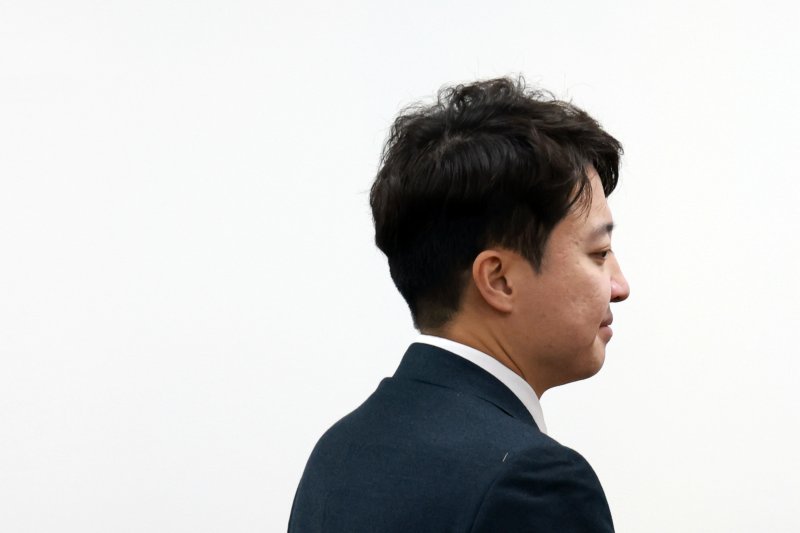 [서울=뉴시스] 고승민 기자 = 이준석 개혁신당 대표가 1일 서울 여의도 국회에서 열린 최고위원회의에 참석하고 있다. 2025.12.01. kkssmm99@newsis.com