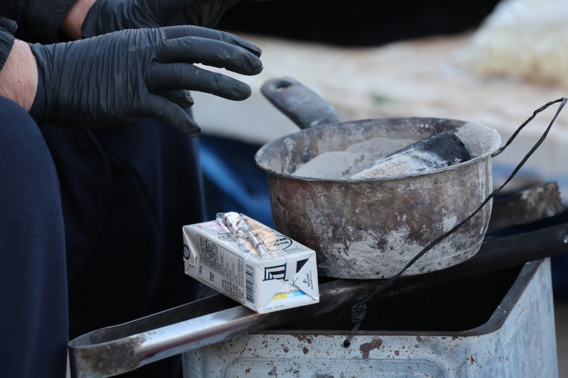 18일 아침기온이 큰 폭으로 떨어지면서 올들어 가장 추운 날씨를 보인 광주 남광주시장에서 한 상인이 모닥불을 피워놓고 추위를 녹이고 있다.2024.11.18/뉴스1 ⓒ News1 김태성 기자