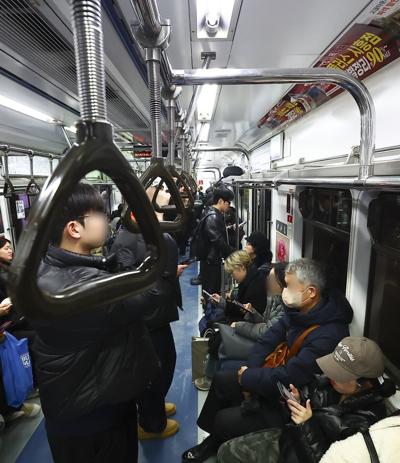 [서울=뉴시스] 김근수 기자 = 서울지하철 1∼8호선을 운영하는 서울교통공사 노조의 총파업 예고를 하루 앞둔 11일 서울시 중구 서울지하철 1호선 서울역에서 시민들이 지하철을 이용하고 있다. 2025.12.11. ks@newsis.com