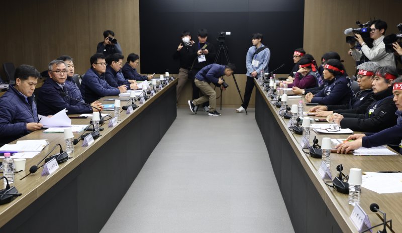 [서울=뉴시스] 이영환 기자 = 11일 오후 서울 성동구 서울교통공사 본사에서 서울교통공사노동조합(1노조) 임단협 최종교섭이 진행되고 있다. (공동취재) 2025.12.11. photo@newsis.com