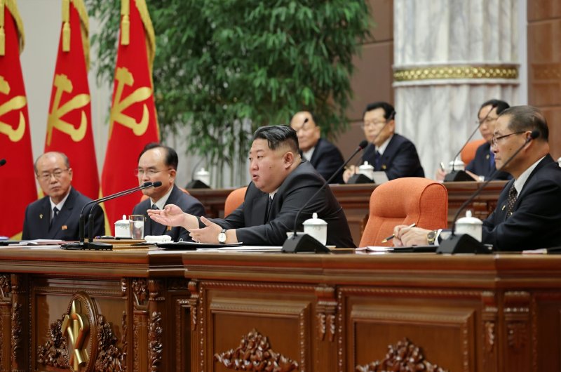 (평양 노동신문=뉴스1) = 북한 노동당 기관지 노동신문은 12일 "9일부터 11일까지 조선로동당 중앙위원회 제8기 제13차 전원회의 확대회의가 진행됐다＂고 보도했다. 당 중앙위원회 정치국은 김정은 당 총비서에게 전원회의 사회를 위임했다고 신문은 전했다. [국내에서만 사용가능. 재배포 금지. DB 금지. For Use Only in the Republic of Korea. Redistribution Prohibited] rodongphoto@news1.kr