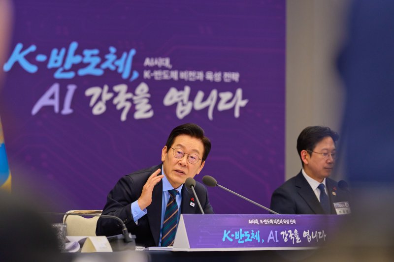 이재명 대통령이 10일 서울 용산 대통령실 청사에서 열린 AI 시대의 K-반도체 비전과 육성전략 보고회에서 발언하고 있다. (대통령실 제공. 재판매 및 DB 금지) 2025.12.10/뉴스1 ⓒ News1 허경 기자