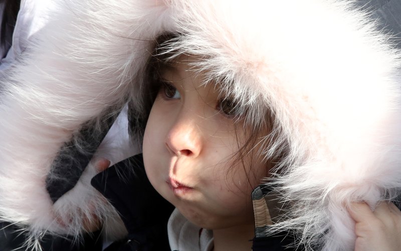 대전 중구에서 어린이가 추위에 털모자를 쓰고 있다. /뉴스1 ⓒ News1 김기태 기자