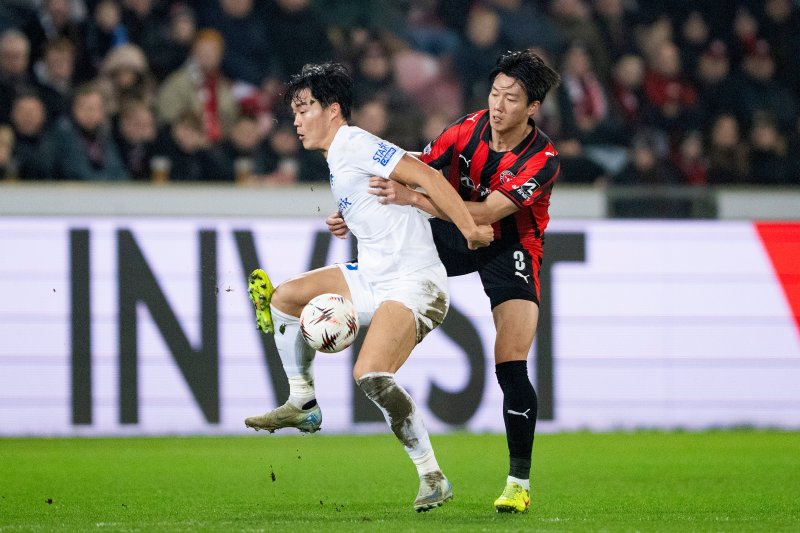 [헤르닝=AP/뉴시스]헹크 오현규와 미트윌란 이한범. 2025.12.11.