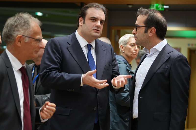 [브뤼셀=AP/뉴시스] 12월 11일 브뤼셀의 유럽연합집행위원회에서 실시된 유로그룹 의장 선거에서 당선된 그리스 재무장관 피에라카키스 (가운데)가 스페인의 카를로스 쿠에르포 카발레로 재무장관과 이야기하고 있다. 2025. 12. 12.