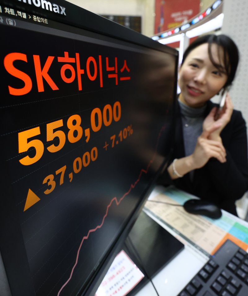 [서울=뉴시스] 황준선 기자 = 29일 오후 서울 여의도 한국거래소 홍보관에 전날 대비 7.1% 상승하며 55만8000원에 사상 최고가로 마감한 SK하이닉스의 종가가 표시되고 있다. 2025.10.29. hwang@newsis.com