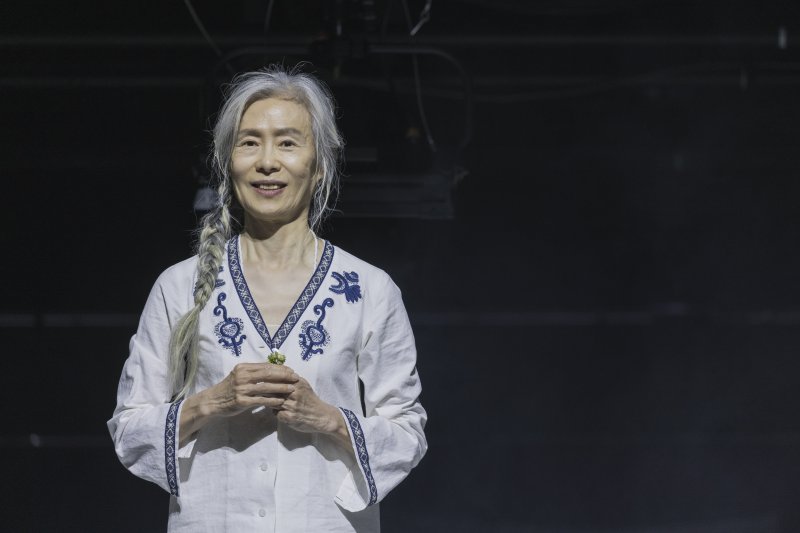 연극 '태풍'에서 주연으로 출연 중인 예수정(국립극단 제공)