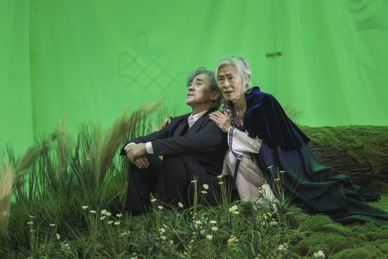 '태풍' 공연사진. 오른쪽이 배우 예수정.(국립극단 제공)