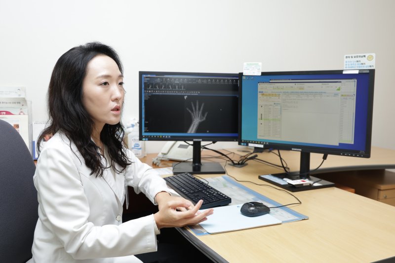 [서울=뉴시스] 12일 의료계에 따르면 류마티스 관절염은 손가락, 손목, 어깨, 팔꿈치, 무릎 등 다양한 관절에 통증과 붓기(부종)를 일으키며 삶의 질을 저하시키는 대표적인 자가면역질환이다. (사진=경희대병원 제공) 2025.12.11. photo@newsis.com *재판매 및 DB 금지