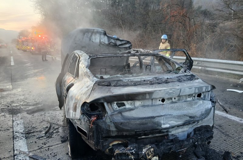 [의성=뉴시스] 의성군 안평면 도옥리 중앙고속도로 추돌사고 현장 (사진=경북소방본부 제공) 2025.12.12. photo@newsis.com *재판매 및 DB 금지
