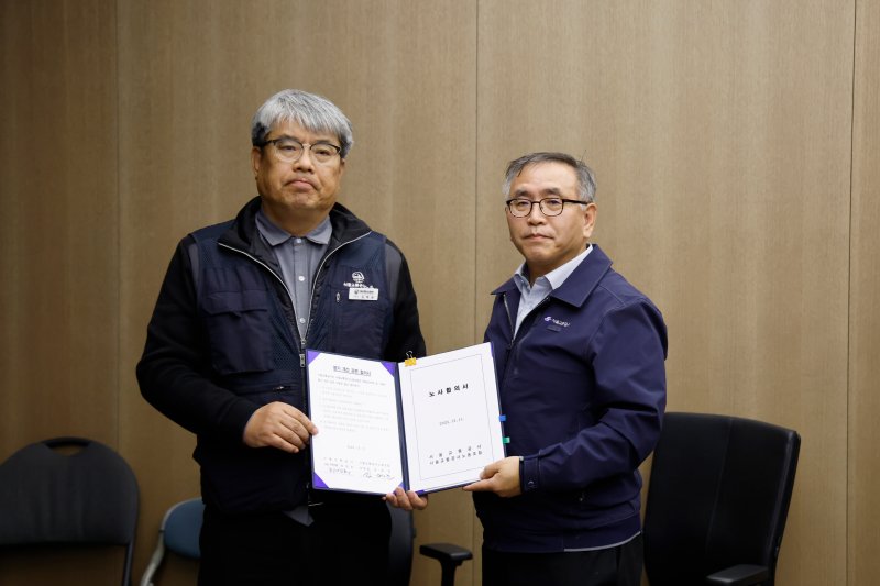 한영희(오른쪽) 서울교통공사 사장 직무대행이 12일 오전 서울 성동구 서울교통공사에서 김태균 민주노총 공공운수노조 서울교통공사노조위원장과 임금·단체협약을 체결한 뒤 기념촬영 하고 있다.(서울교통공사 제공)