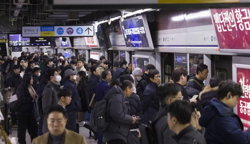 [서울=뉴시스] 김근수 기자 = 서울지하철 1∼8호선을 운영하는 서울교통공사 노조의 총파업 예고를 하루 앞둔 11일 서울시 중구 서울지하철 1호선 서울역에서 시민들이 지하철을 이용하고 있다. 2025.12.11. ks@newsis.com