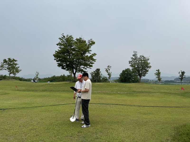 [안동=뉴시스] 경북도보건환경연구원 직원들이 파크골프장 토양 시료채취를 하고 있다. (사진=경북도 제공) 2025.12.12. photo@newsis.com *재판매 및 DB 금지