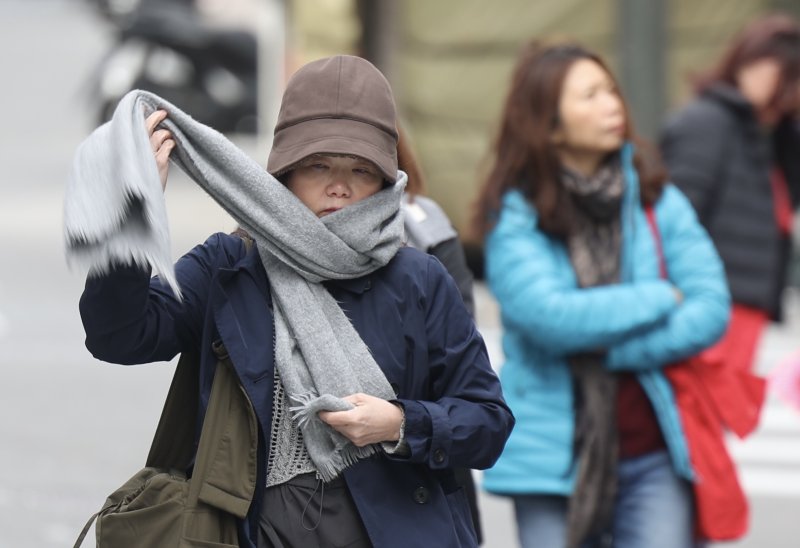 [서울=뉴시스] 김명년 기자 = 꽃샘추위가 찾아온 13일 오전 서울 중구 명동거리에서 두꺼운 옷차림을 한 외국인 관광객이 목도리를 착용하고 있다. 2025.04.13. kmn@newsis.com
