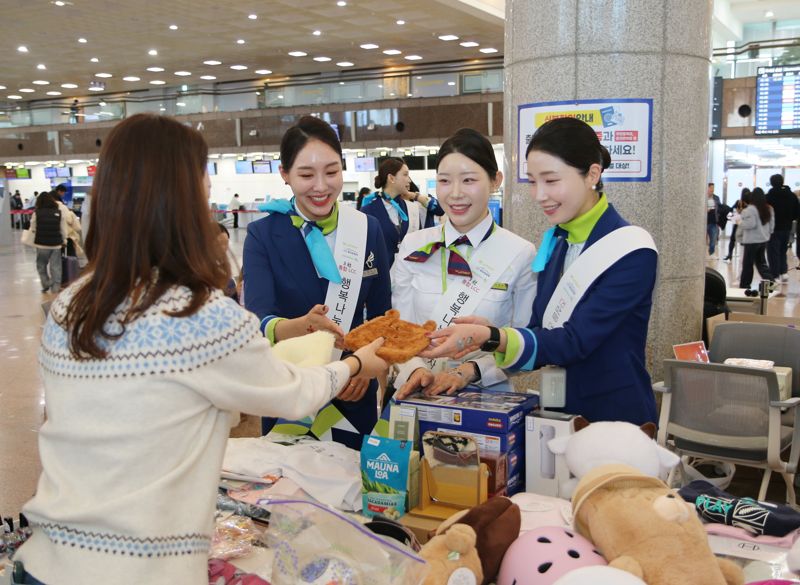 에어부산·진에어 임직원들이 지난 11일 '통합 LCC 행복나눔 바자회'에서 기증 물품을 판매하고 있다. 에어부산 제공